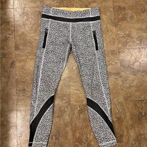 Lululemon inspire tight II leggings in mid mosaic white and black size 6